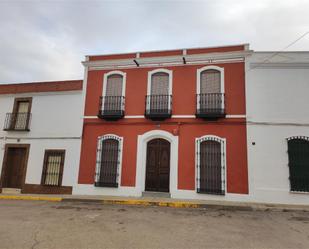 Vista exterior de Casa adosada en venda en Medina de las Torres amb Terrassa, Traster i Moblat