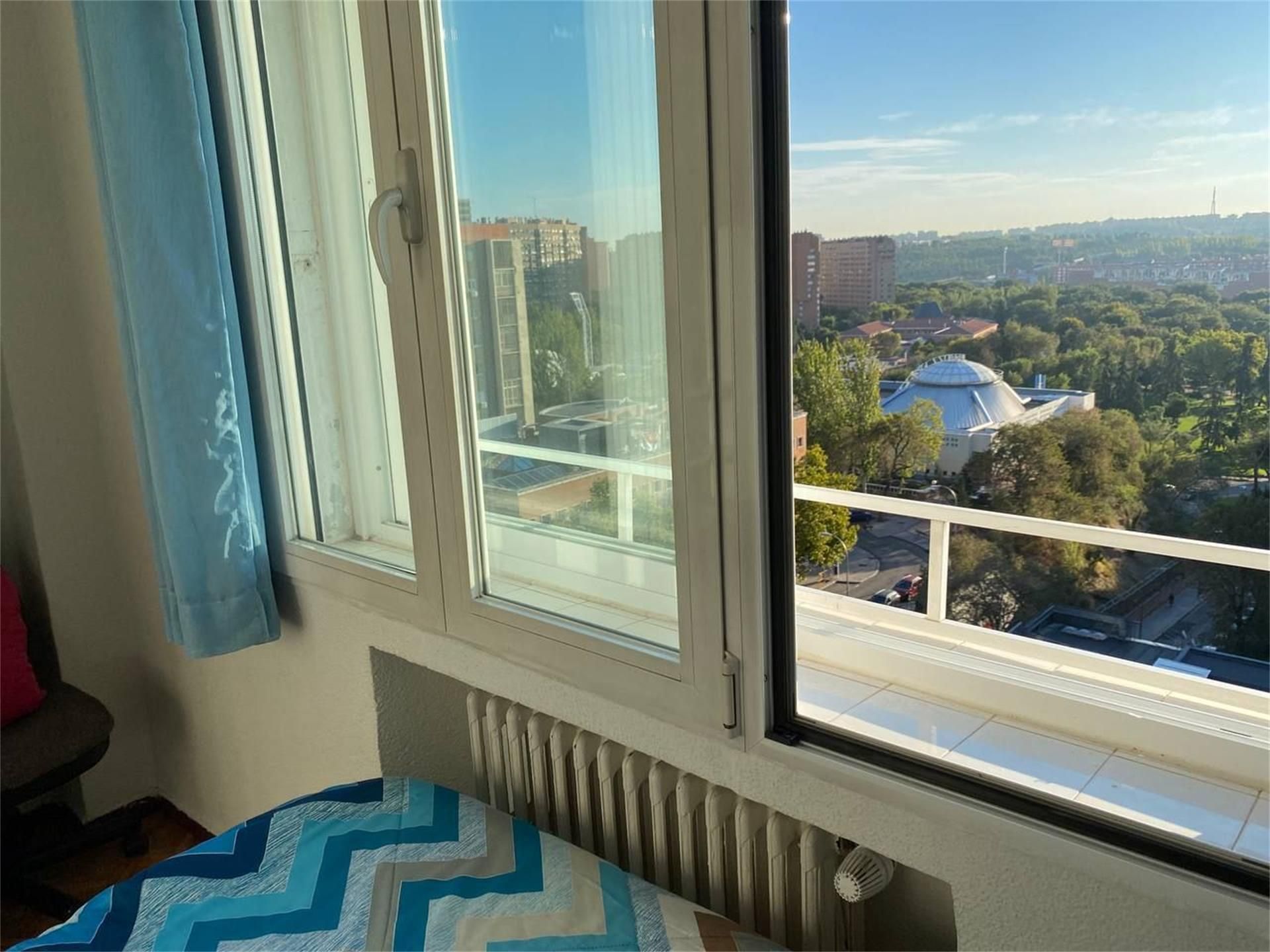 Bedroom of Attic to share in  Madrid Capital  with Air Conditioner, Heating and Private garden
