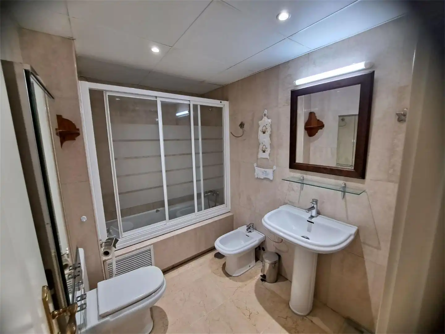 Piso en venta en Avenida España, Puerto de Estepona Baño de Piso en venta en Estepona con Aire acondicionado, Calefacción y Terraza