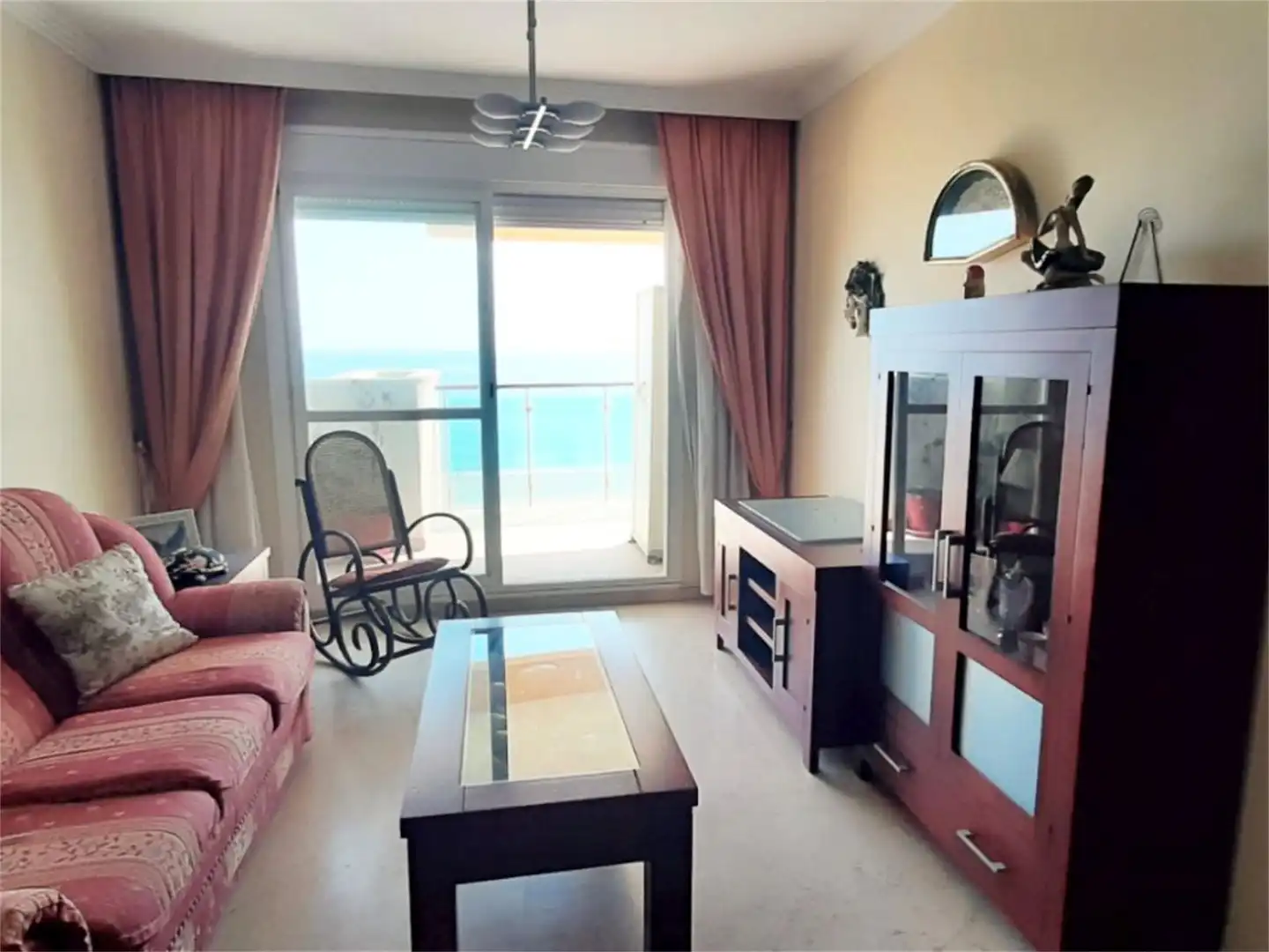 Piso en venta en Avenida España, Puerto de Estepona Sala de estar de Piso en venta en Estepona con Aire acondicionado, Calefacción y Terraza