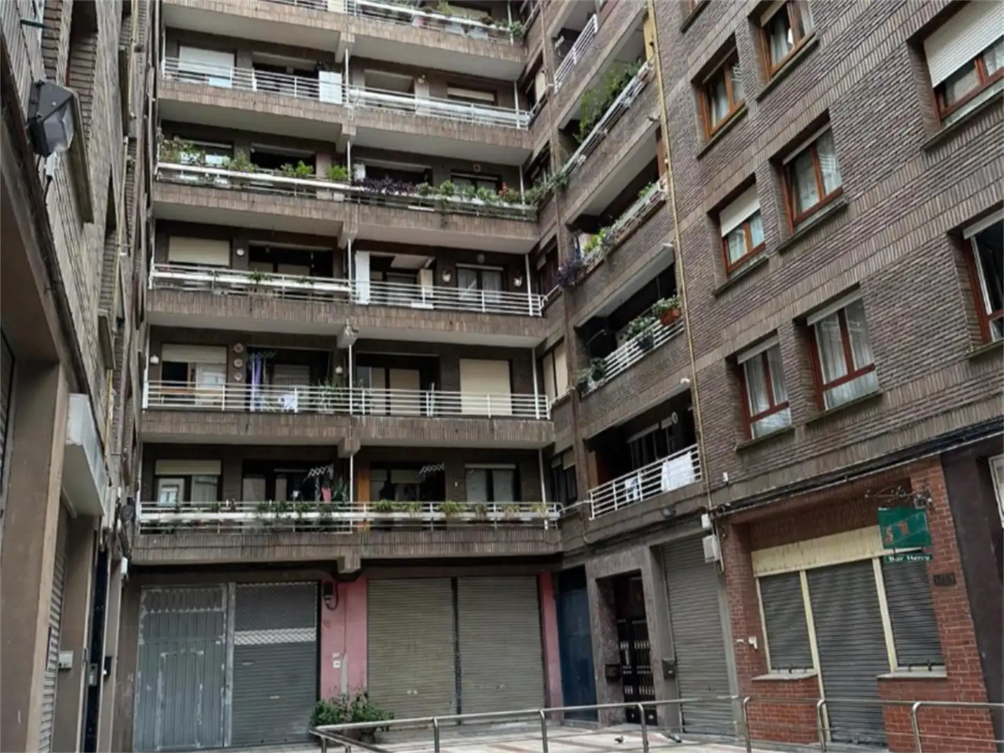 Vista exterior de Pis en venda en Basauri  amb Calefacció, Terrassa i Moblat