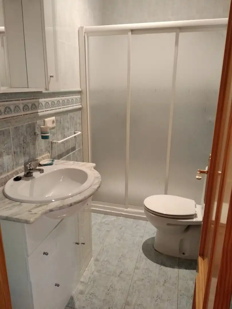 Badezimmer von Erdgeschoss zum Verkauf in La Puerta de Segura mit Klimaanlage, Möbliert und Ofen