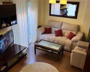 Sala d'estar de Casa adosada en venda en Santovenia de Pisuerga amb Terrassa