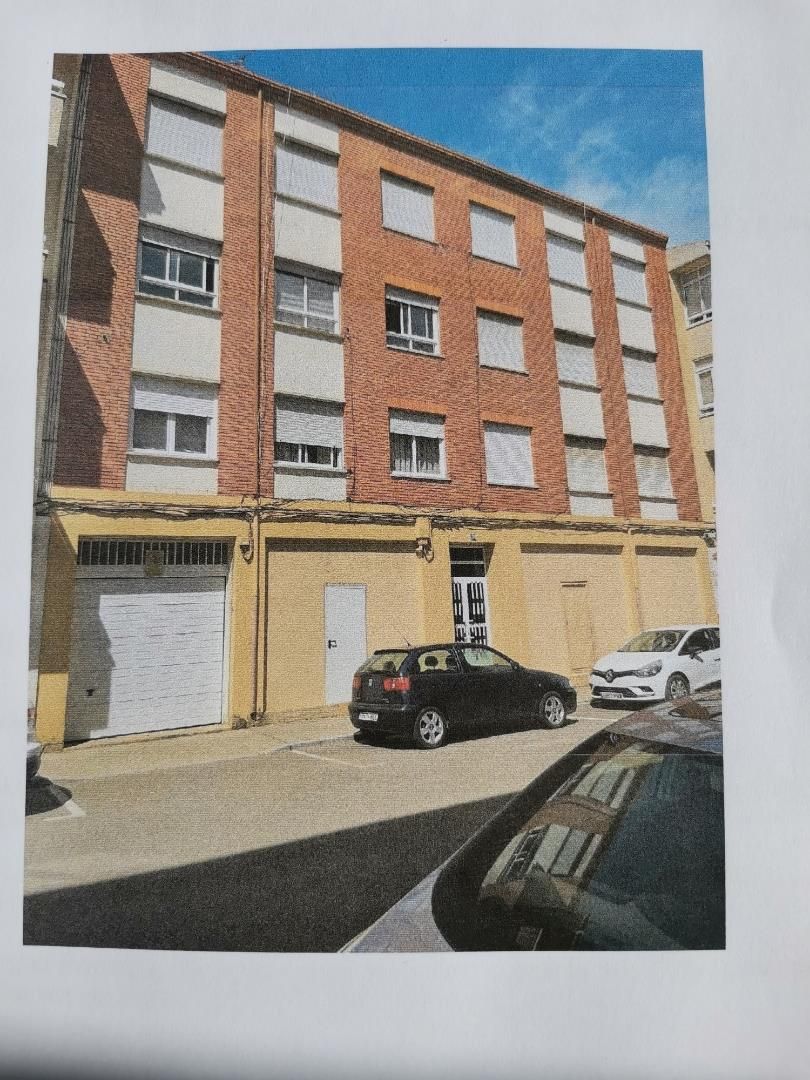 Vista exterior de Pis en venda en Santa María del Páramo amb Calefacció, Parquet i Terrassa