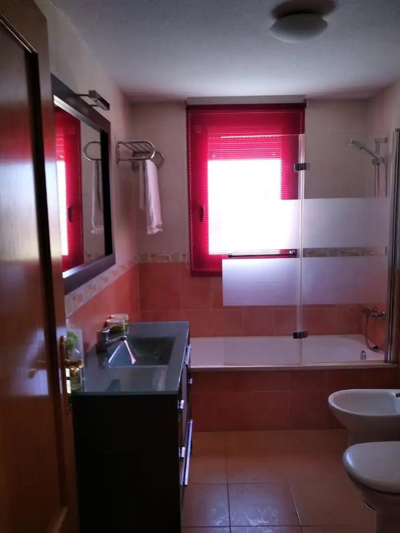 Ático en venta en Calle de la Iglesia, 51, Villares de la Reina Baño de Ático en venta en Villares de la Reina con Calefacción, Terraza y Amueblado