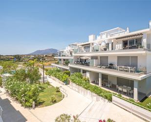 Vista exterior de Pis en venda en Estepona amb Aire condicionat, Terrassa i Piscina