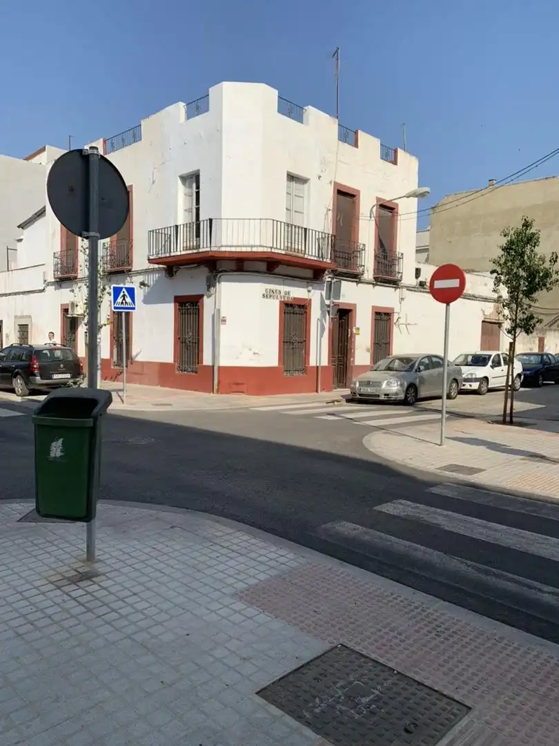 Casa adosada en venda a Calle Ginede de Sepúlveda, Huerta de la Reina - Trassierra Vista exterior de Casa adosada en venda en Córdoba amb Jardí privat