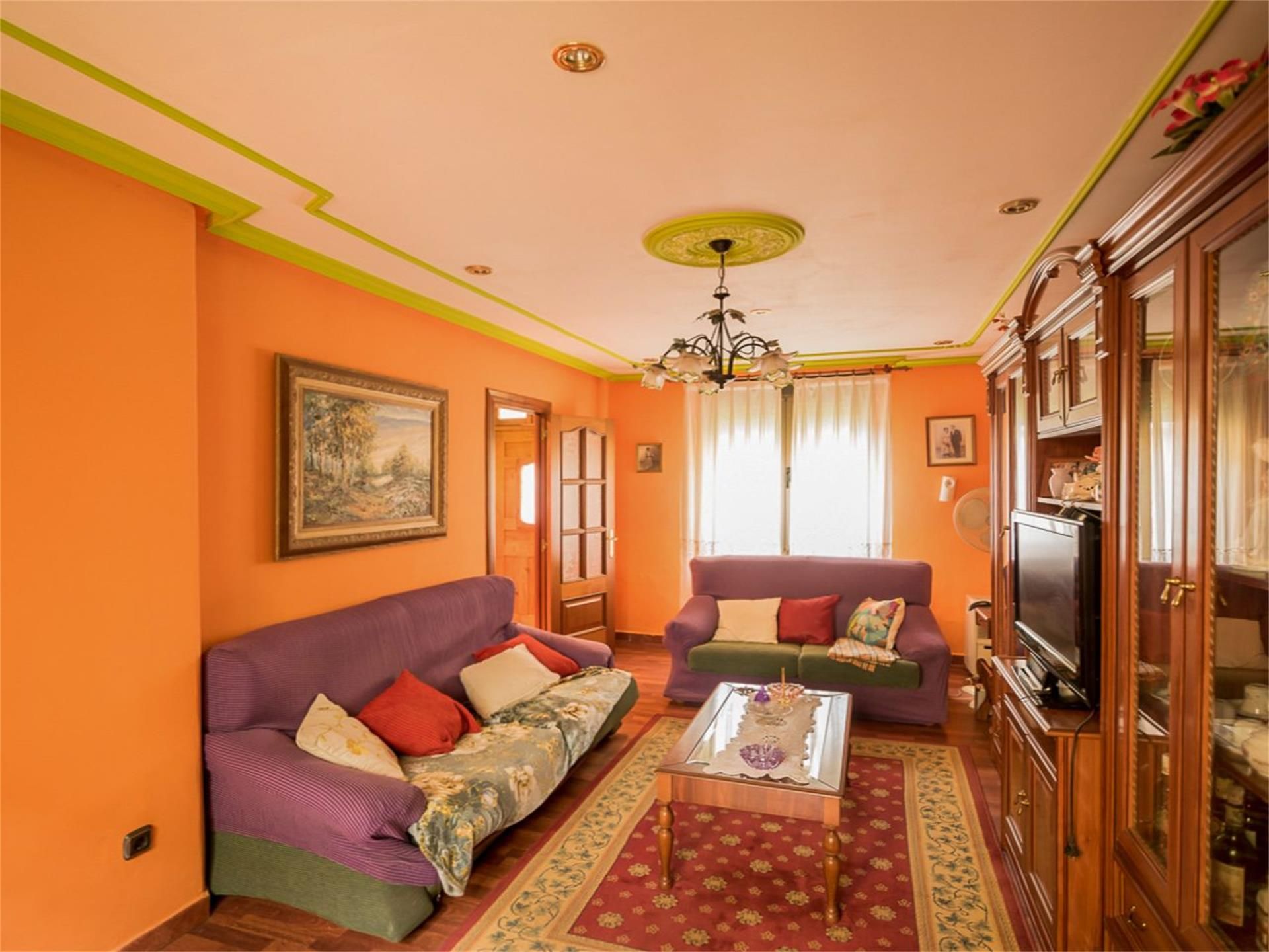 Sala d'estar de Casa adosada en venda en Mieres (Asturias) amb Calefacció, Jardí privat i Parquet