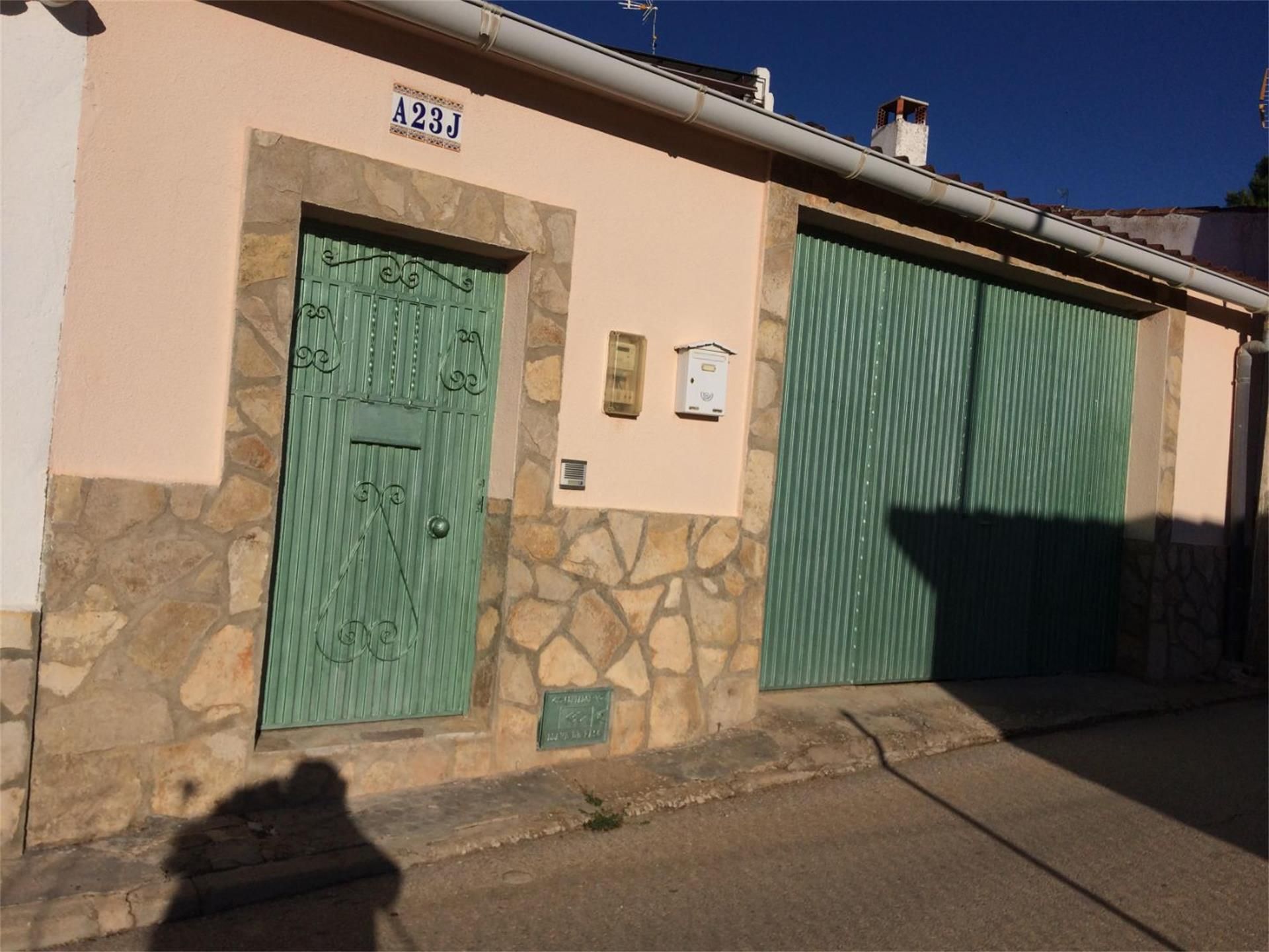 Vista exterior de Casa adosada en venda en Huete amb Jardí privat, Terrassa i Traster