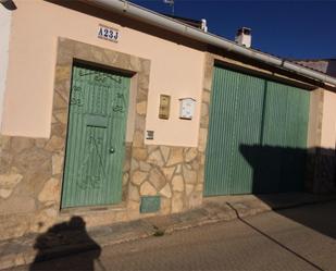 Vista exterior de Casa adosada en venda en Huete amb Terrassa