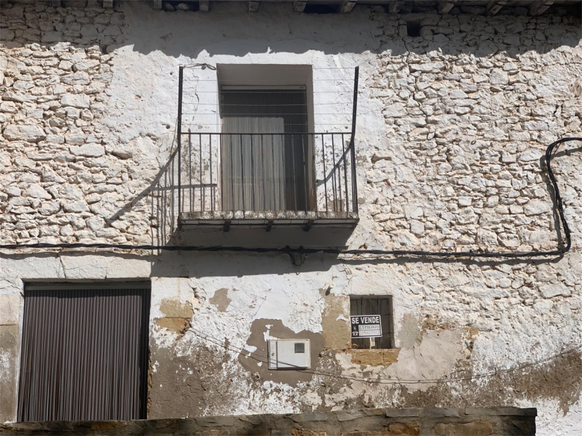 Vista exterior de Casa adosada en venda en Vistabella del Maestrazgo amb Balcó