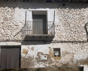Vista exterior de Casa adosada en venda en Vistabella del Maestrazgo amb Balcó