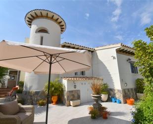 Vista exterior de Casa o xalet en venda en Orihuela amb Aire condicionat, Terrassa i Piscina