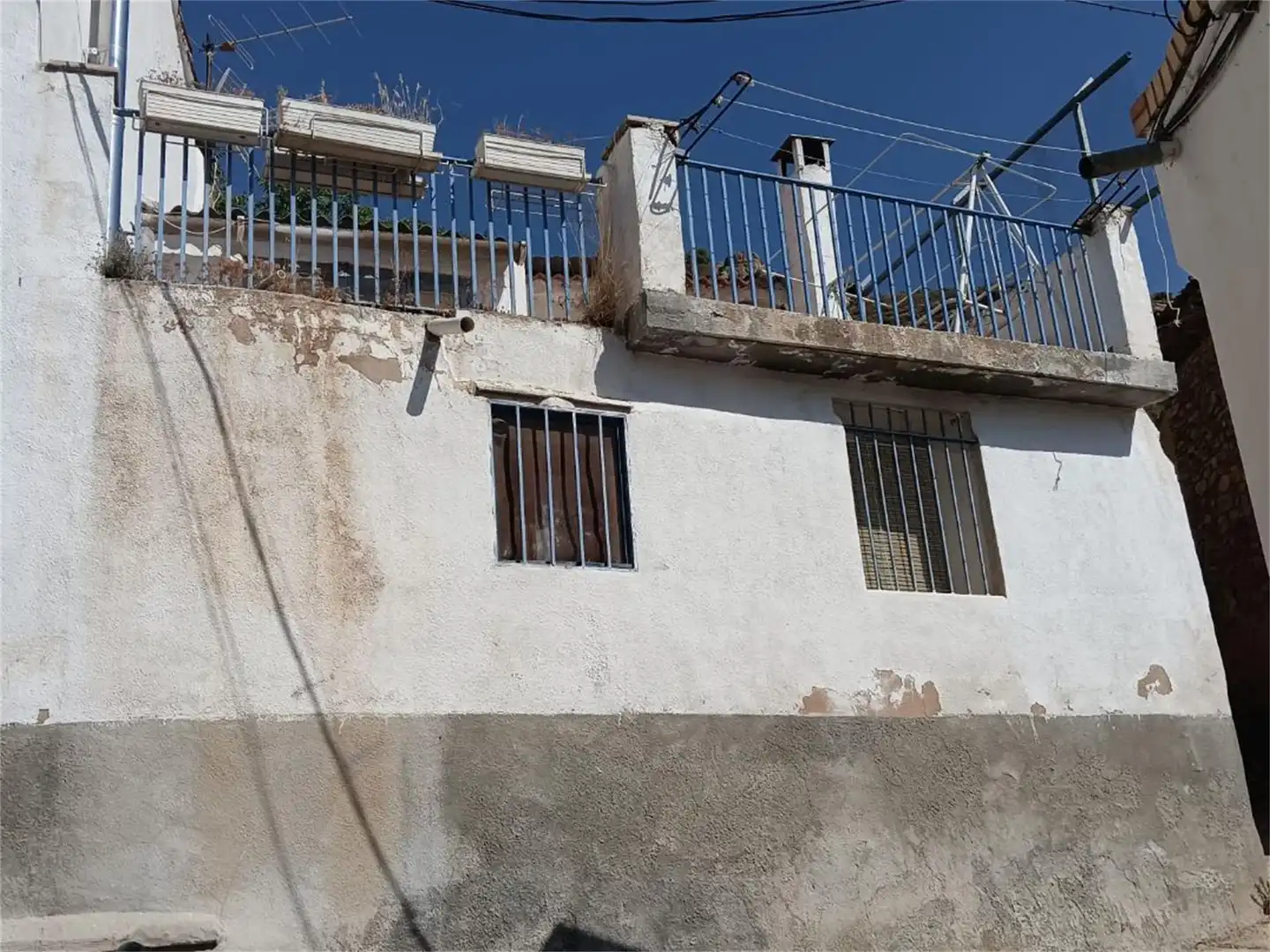 Außenansicht von Einfamilien-Reihenhaus zum Verkauf in Cervera del Río Alhama mit Terrasse