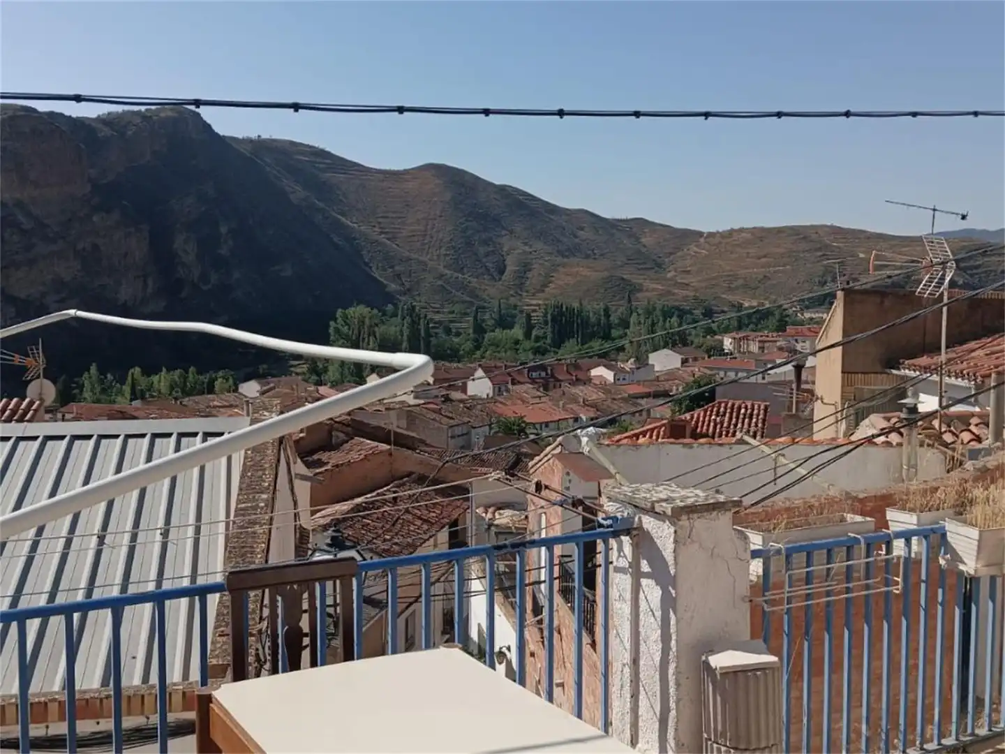 Außenansicht von Einfamilien-Reihenhaus zum Verkauf in Cervera del Río Alhama mit Terrasse