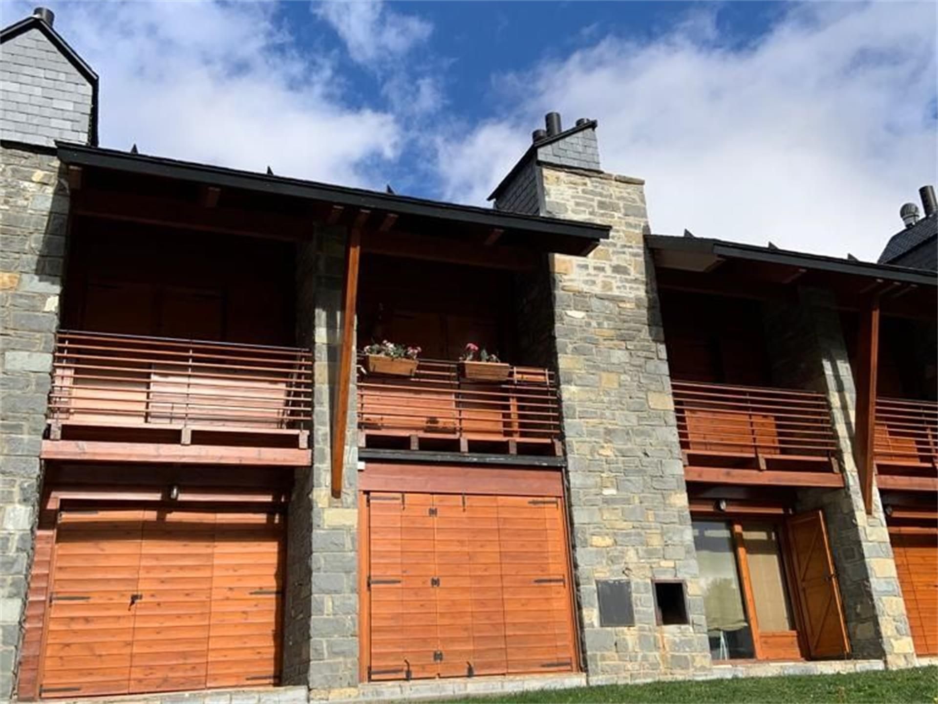 Vista exterior de Casa o xalet en venda en Sallent de Gállego amb Terrassa i Balcó