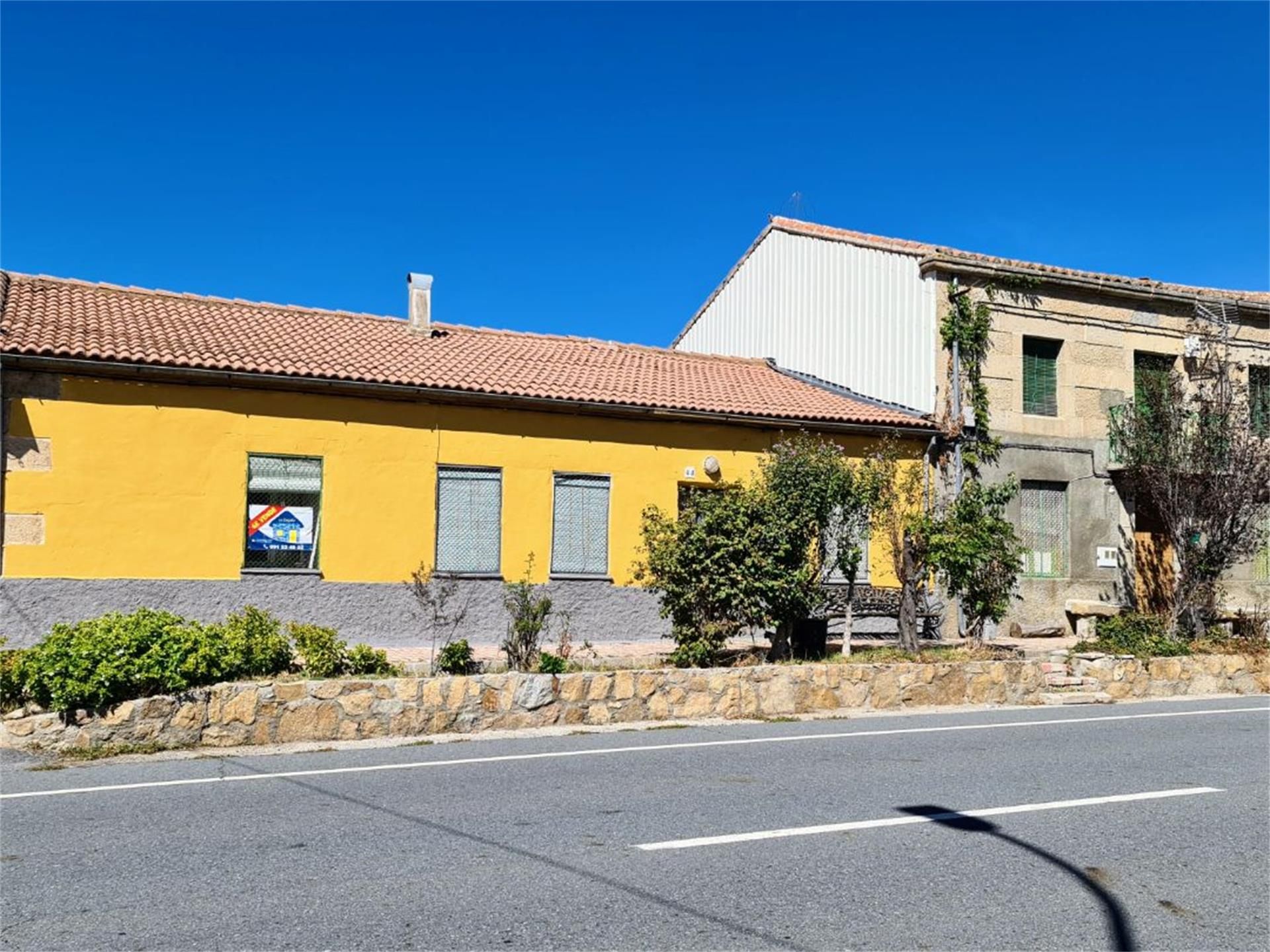 Vista exterior de Casa adosada en venda en Santa María de los Caballeros amb Jardí privat i Terrassa
