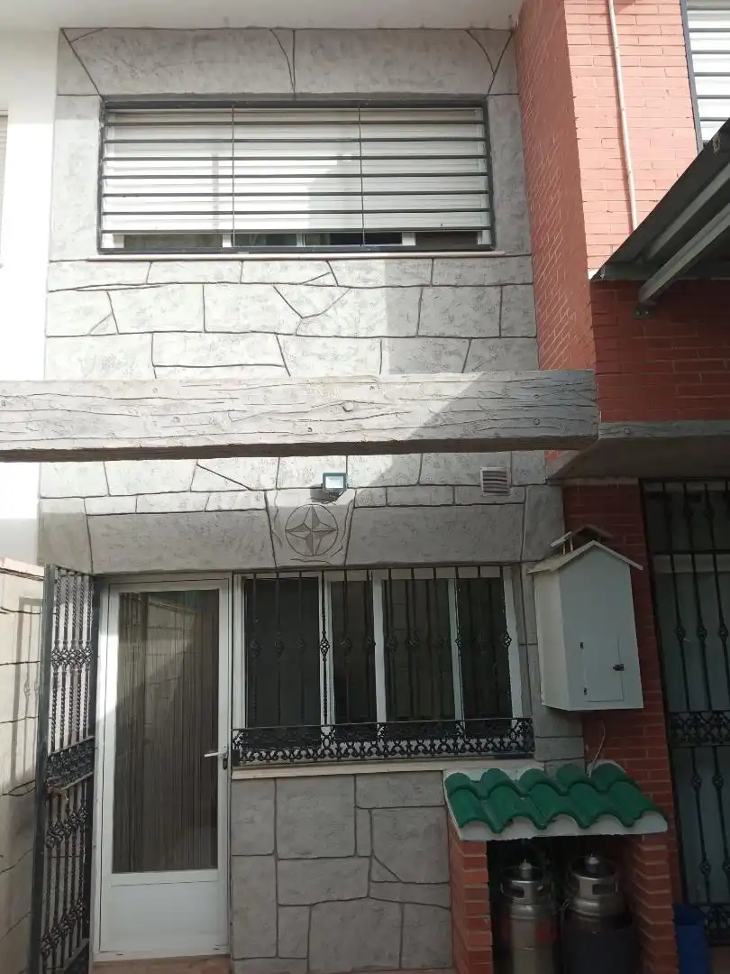 Vista exterior de Casa adosada en venda en San Roque amb Aire condicionat, Calefacció i Terrassa