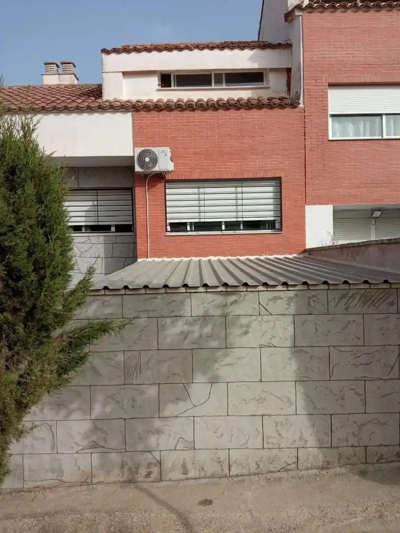 Vista exterior de Casa adosada en venda en San Roque amb Aire condicionat, Calefacció i Terrassa