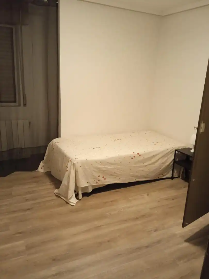Habitación de Apartamento para compartir en Ávila con Calefacción, Terraza y Horno