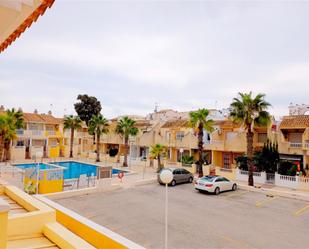 Vista exterior de Dúplex en venda en Guardamar del Segura amb Aire condicionat, Terrassa i Piscina