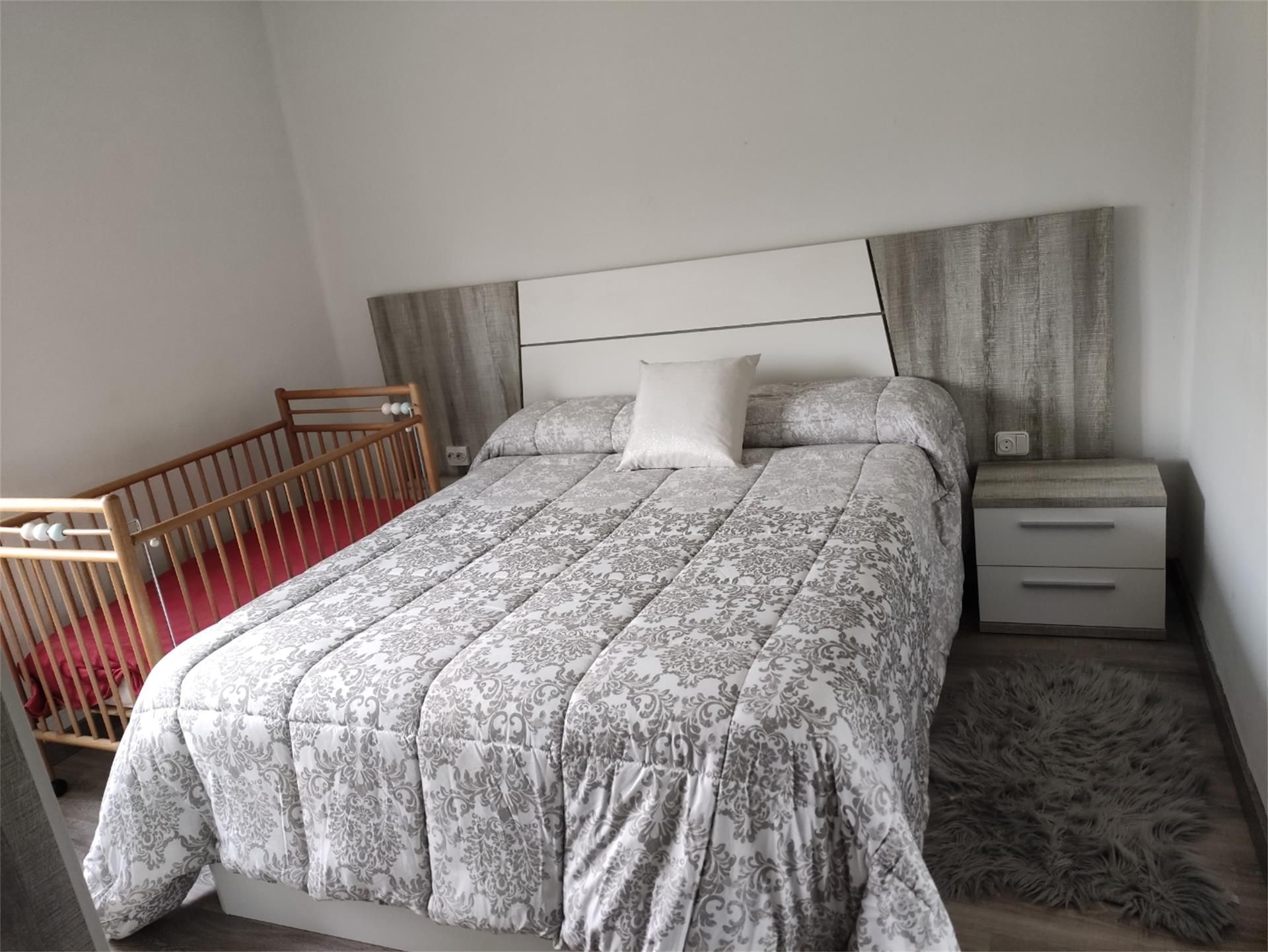 Bedroom of Single-family semi-detached for sale in Fresno de Río Tirón  with Parquet flooring, Storage room and Furnished
