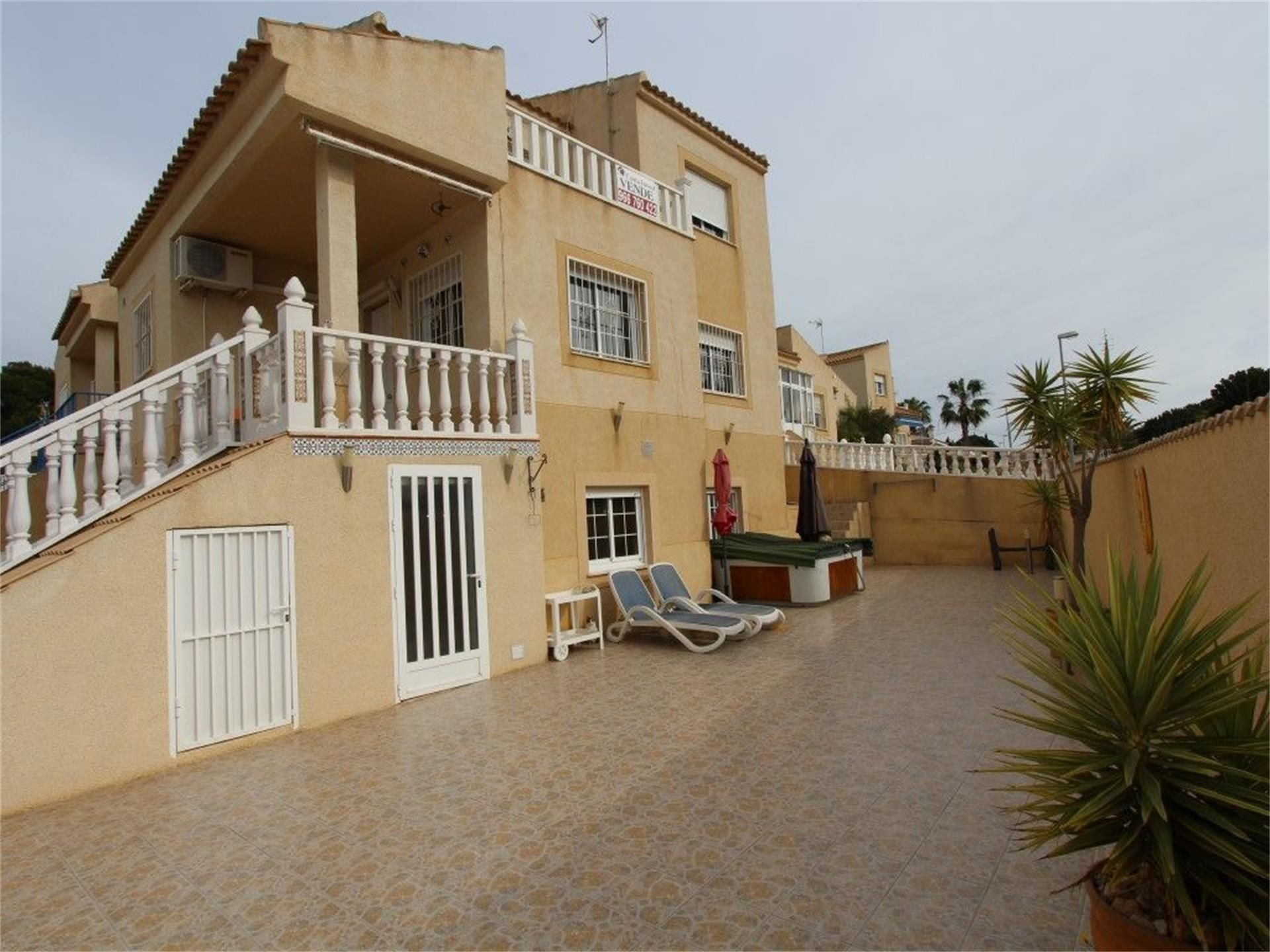 Vista exterior de Casa o chalet en venta en Orihuela con Aire acondicionado, Calefacción y Piscina