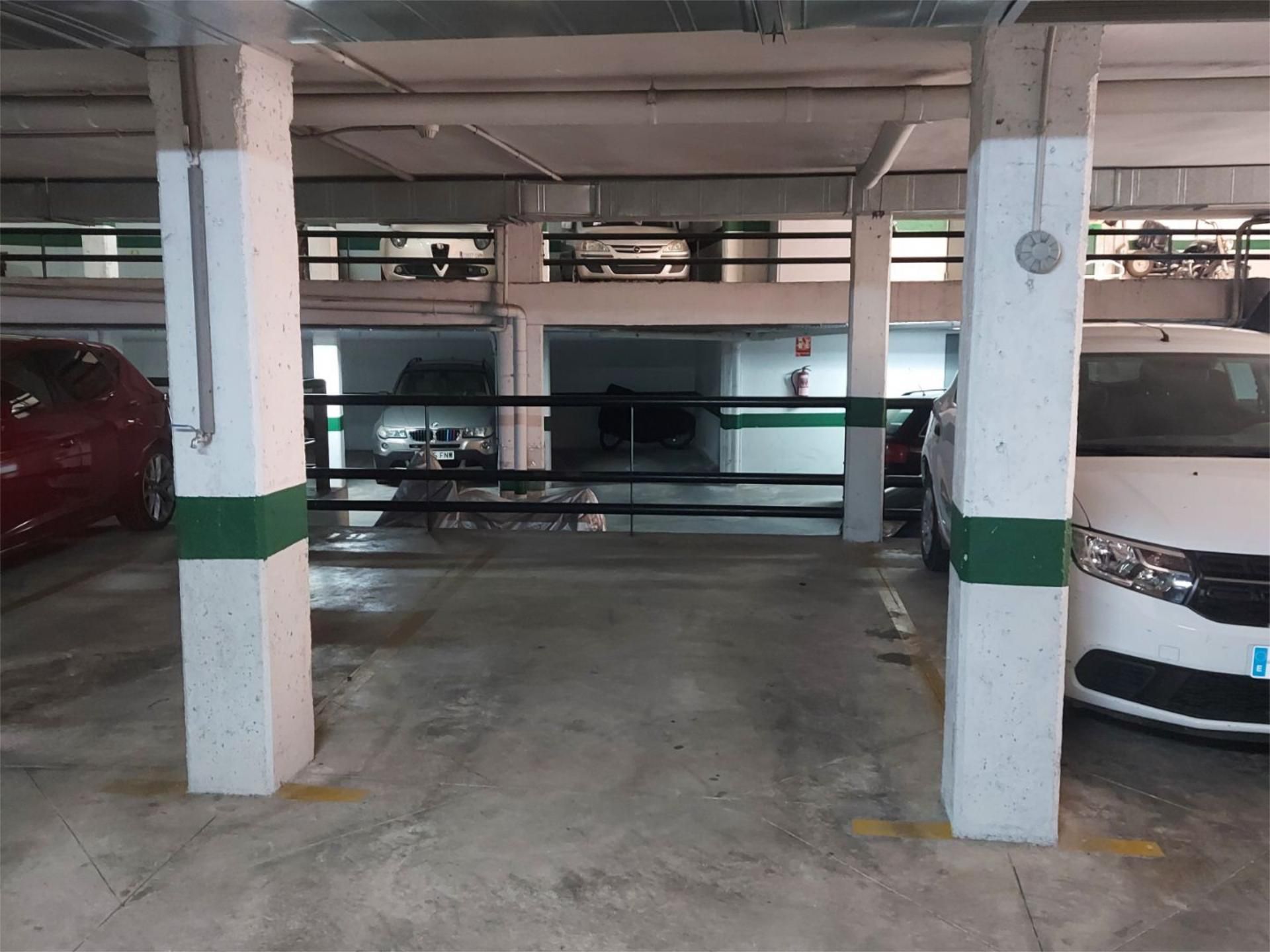 Aparcament de Garatge en venda en Miraflores de la Sierra amb Calefacció, Parquet i Moblat