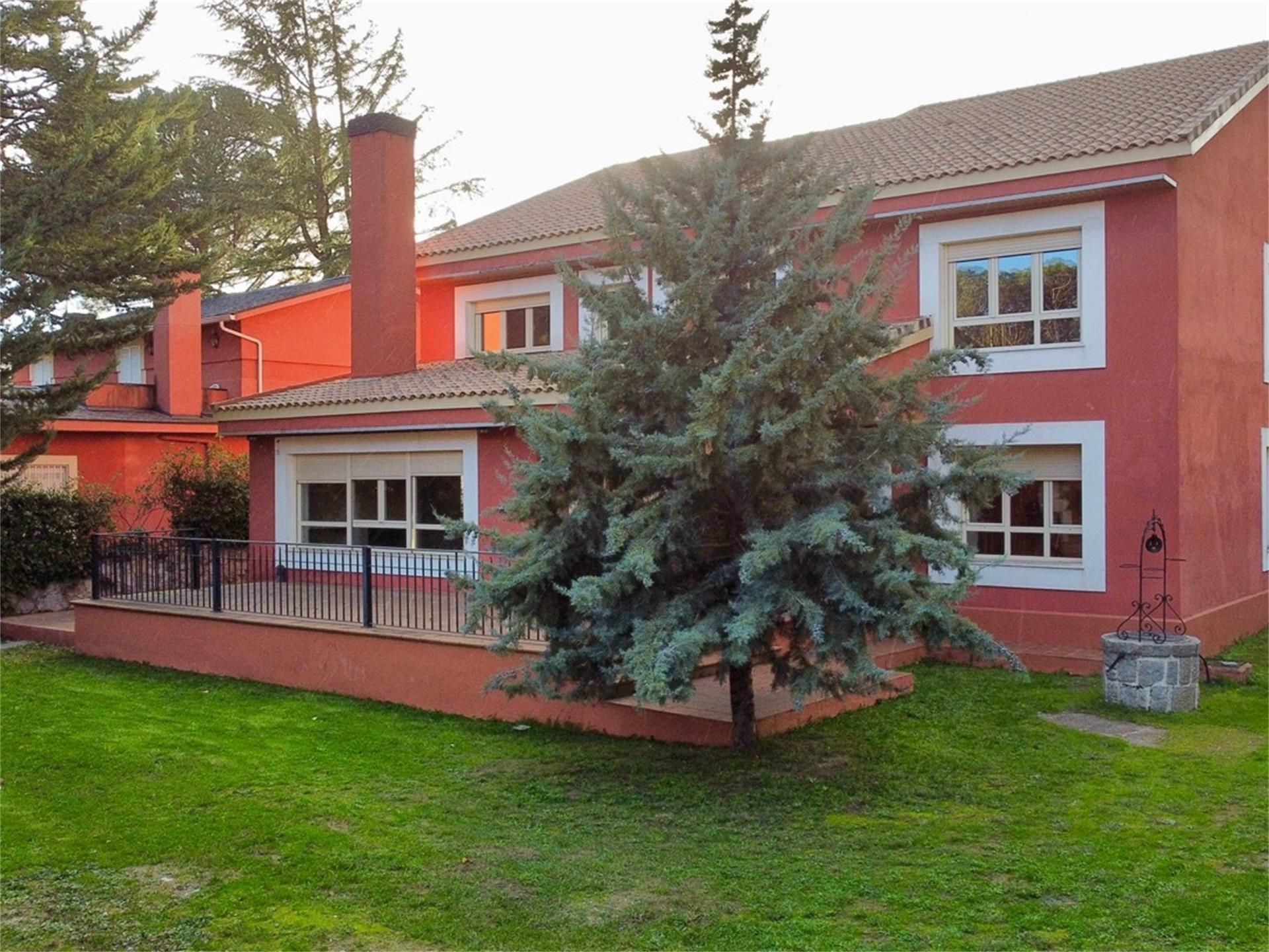 Vista exterior de Casa o xalet en venda en Torrelodones amb Aire condicionat, Calefacció i Jardí privat