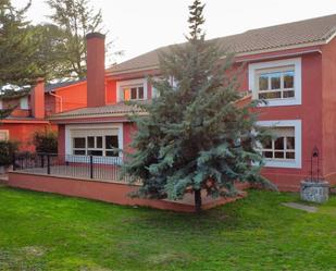 Vista exterior de Casa o xalet en venda en Torrelodones amb Aire condicionat, Calefacció i Jardí privat