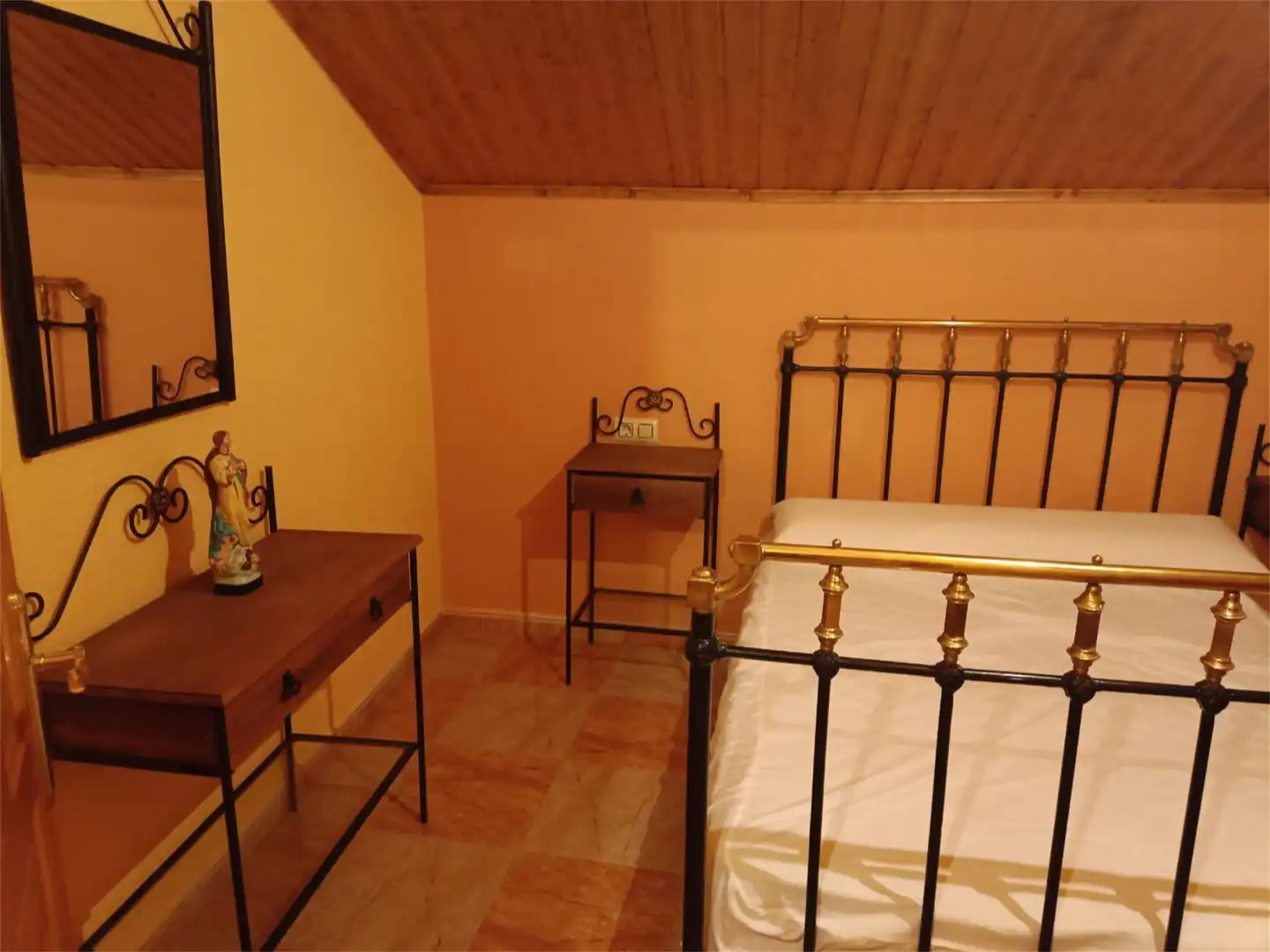 Habitación de Casa adosada de alquiler en Santiago-Pontones con Jardín privado y Amueblado