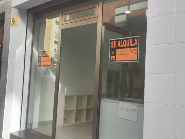 Local comercial en Alquiler en Calle Adaro, . en Laviada