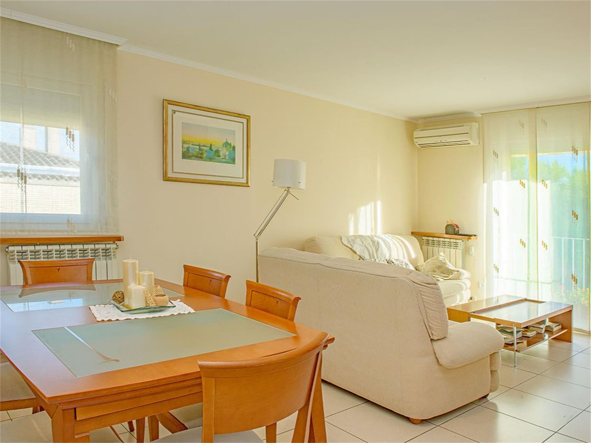 Living room of Flat for sale in Girona Capital  with Air Conditioner and Balcony