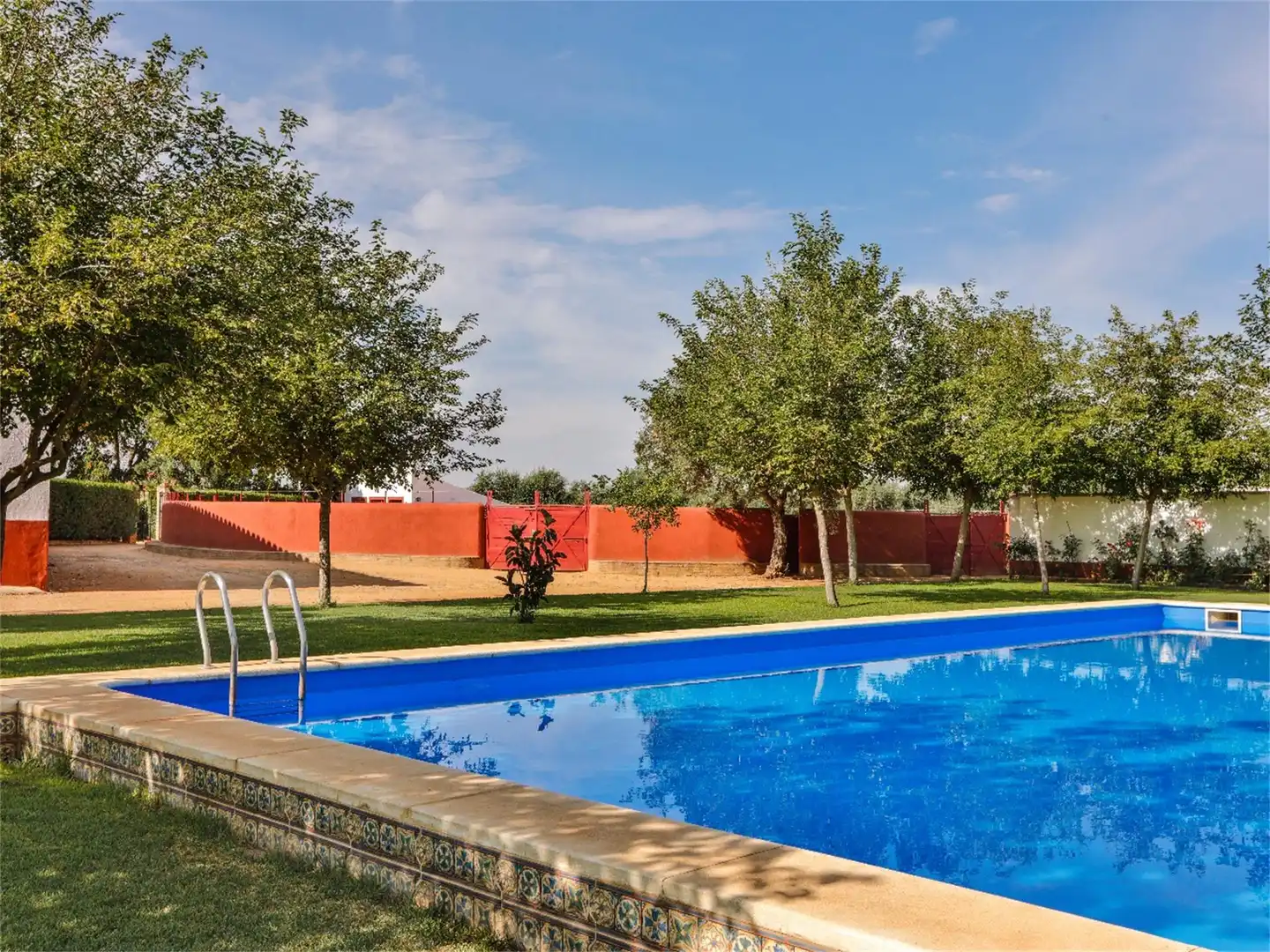 Piscina de Finca rústica en venta en Carmona con Aire acondicionado, Jardín privado y Trastero