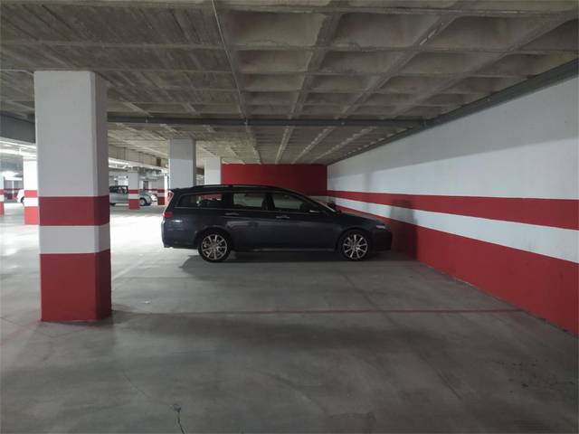 Garaje en Alquiler en Avenida Fernando de los Ríos en Parque Lagos