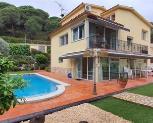 Vista exterior de Casa o xalet en venda en Cabrils amb Aire condicionat, Terrassa i Piscina