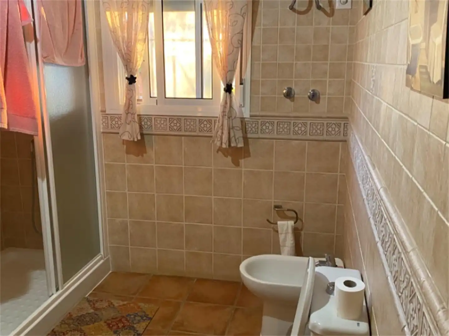 Badezimmer von Country house zum Verkauf in Coria del Río mit Klimaanlage, Heizung und Privatgarten