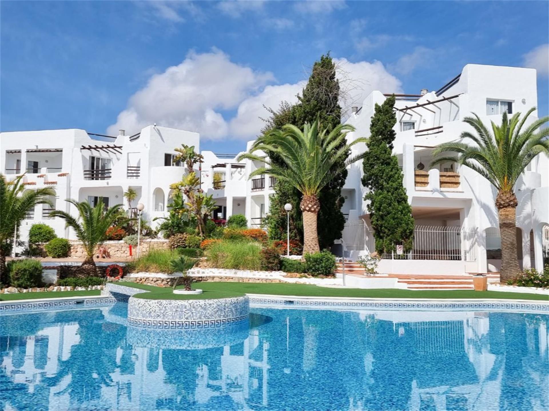 Vista exterior de Apartament en venda en Santa Eulària des Riu amb Aire condicionat, Terrassa i Piscina