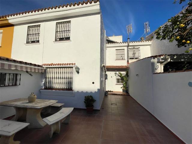 Casa adosada en venta en urbanización ciudad jardí