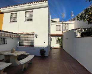 Vista exterior de Casa adosada en venda en Los Barrios amb Aire condicionat, Terrassa i Piscina