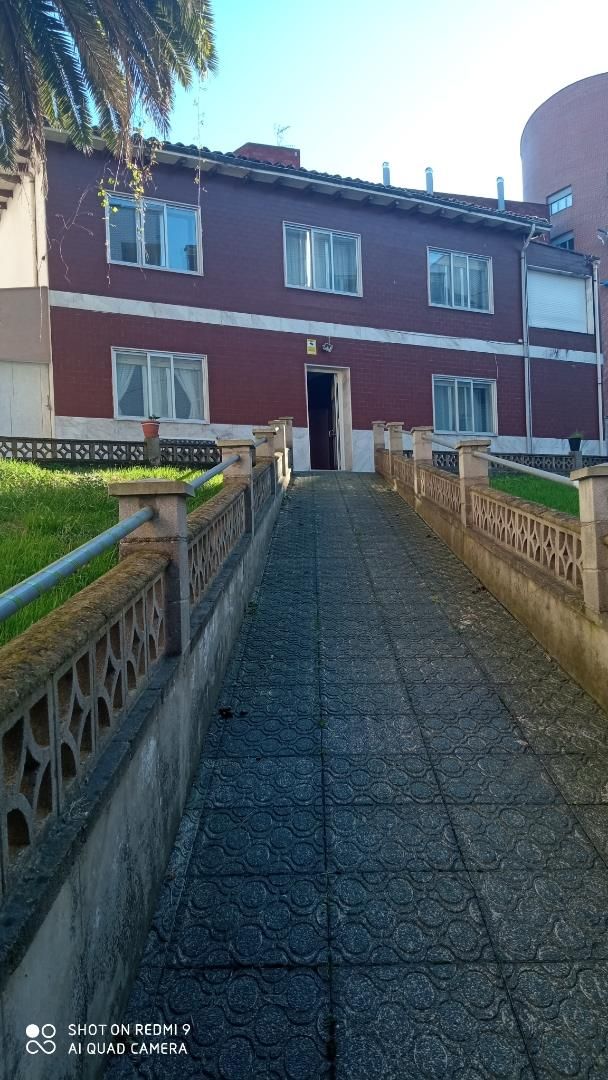 Vista exterior de Casa o xalet en venda en Siero amb Terrassa i Balcó