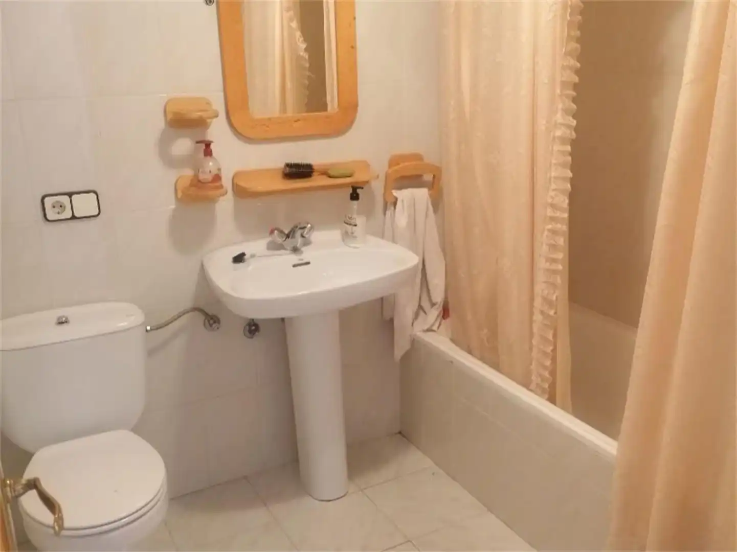Casa adosada en venta en Calle Laredón, Villoslada de Cameros Baño de Casa adosada en venta en Villoslada de Cameros con Balcón