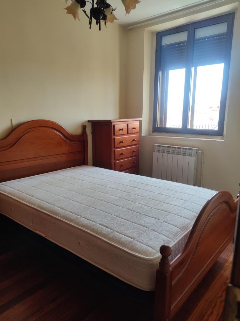 Dormitori de Apartament en venda en Villadiego amb Parquet, Moblat i Forn