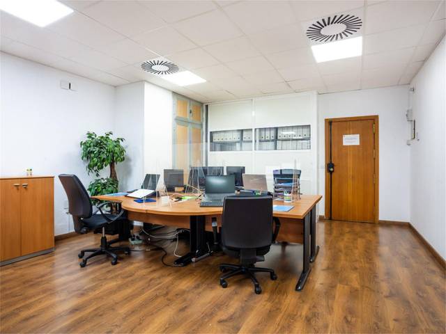 Oficina en Alquiler en Avenida Alcalde Luis Uruñuela en Urbadiez - Entrepuentes