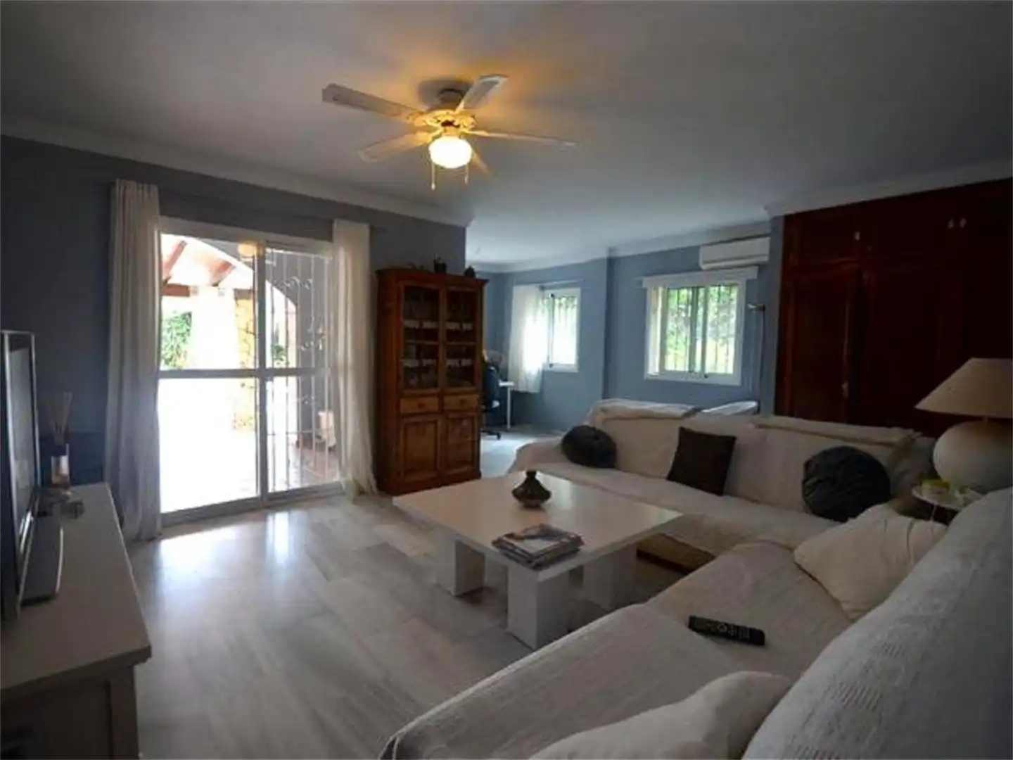 Casa o chalet de alquiler en Calle Amanecer, Guadalobón Sala de estar de Casa o chalet de alquiler en Estepona con Aire acondicionado, Calefacción y Jardín privado