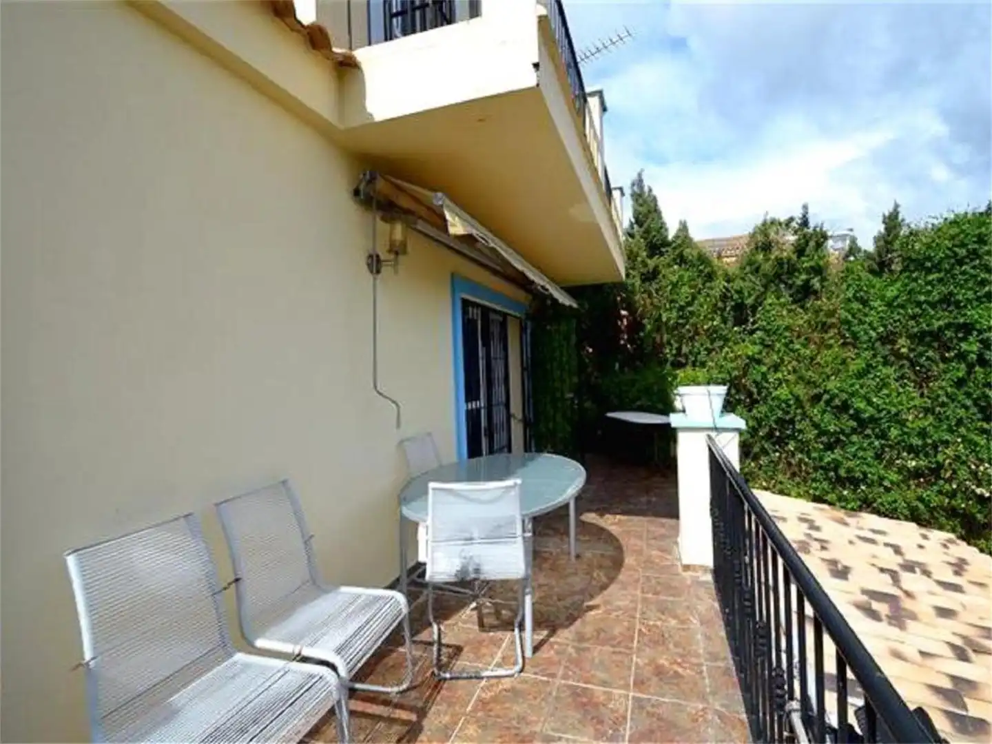 Casa o chalet de alquiler en Calle Amanecer, Guadalobón Terraza de Casa o chalet de alquiler en Estepona con Aire acondicionado, Calefacción y Jardín privado