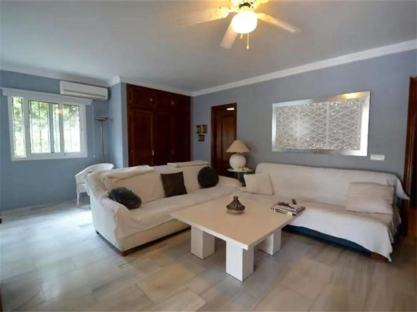 Casa o chalet de alquiler en Calle Amanecer, Guadalobón Sala de estar de Casa o chalet de alquiler en Estepona con Aire acondicionado, Calefacción y Jardín privado