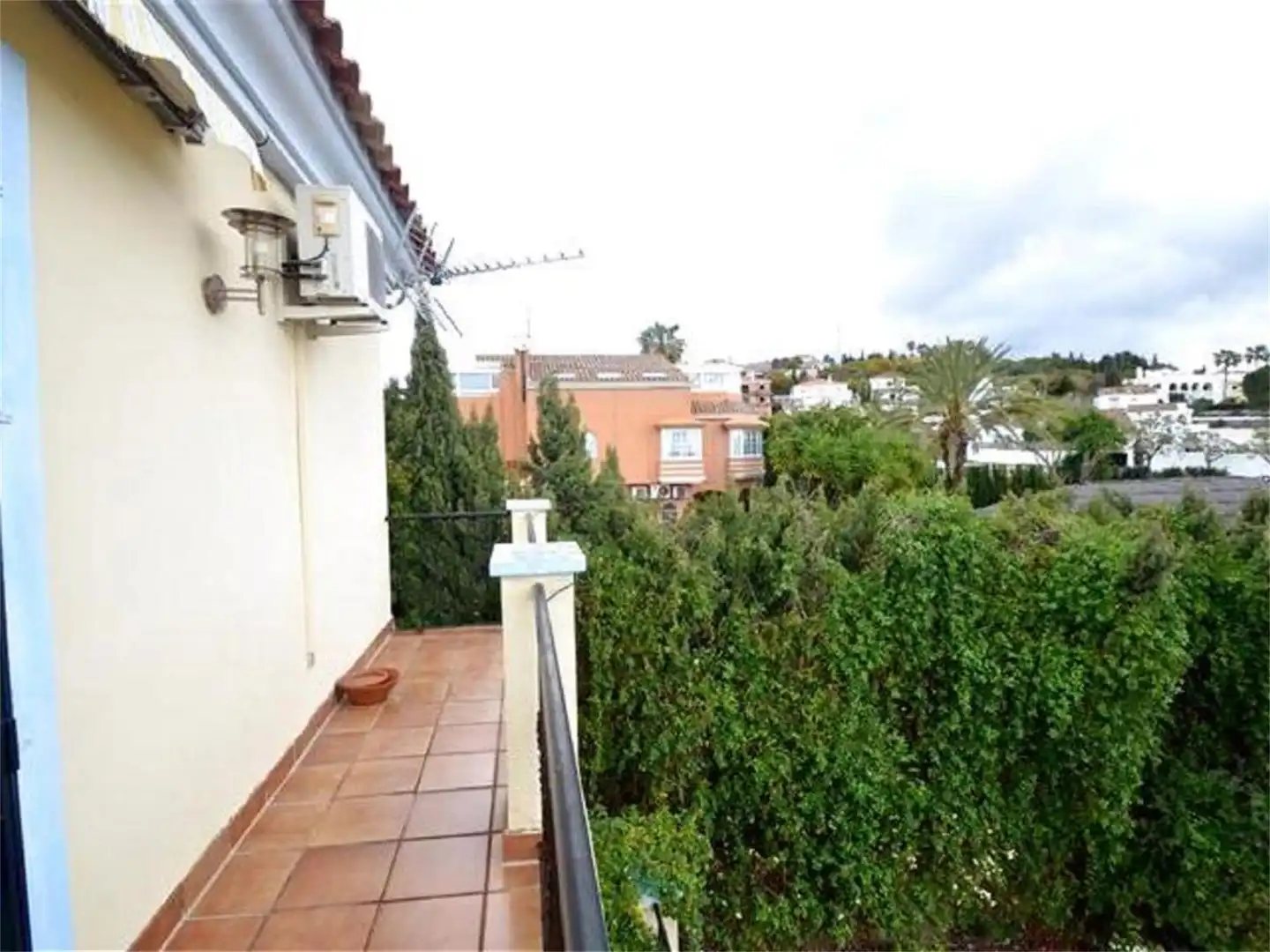 Casa o chalet de alquiler en Calle Amanecer, Guadalobón Vista exterior de Casa o chalet de alquiler en Estepona con Aire acondicionado, Calefacción y Jardín privado