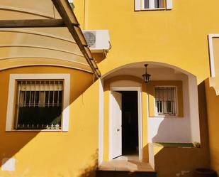 Exterior view of Single-family semi-detached for sale in Mairena del Aljarafe  with Air Conditioner, Terrace and Balcony