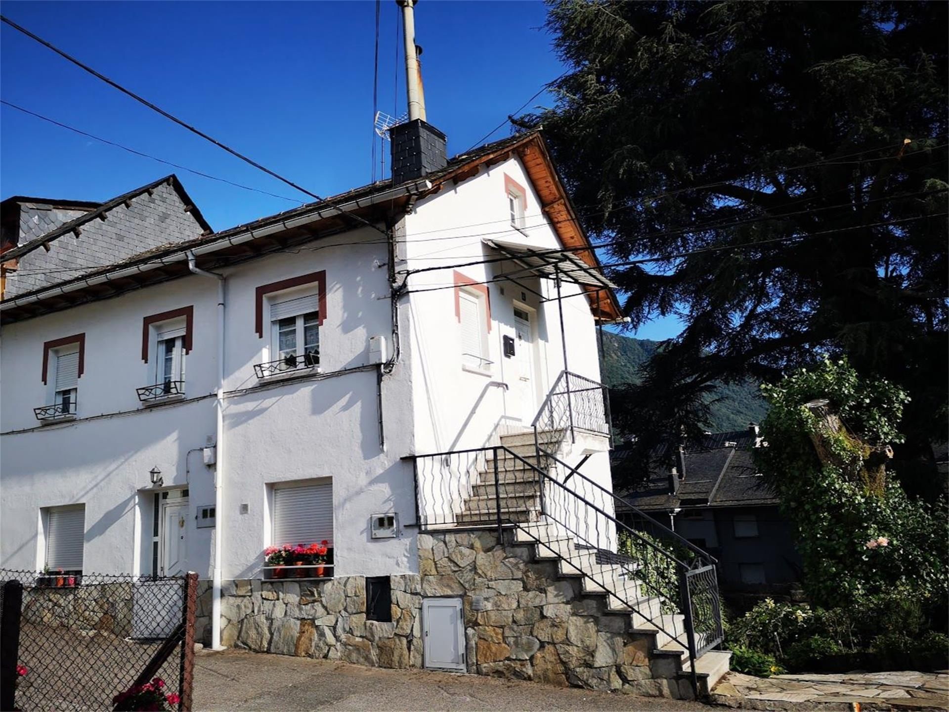 Vista exterior de Pis en venda en Villablino amb Calefacció, Jardí privat i Parquet